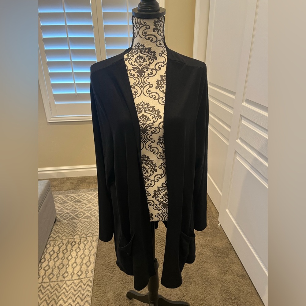 Torrid NWT simple size 3 black cardigan with pockets.